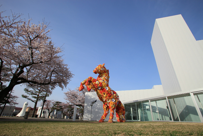 十和田市現代美術館(チェ・ジェンファ《フラワーホース》)